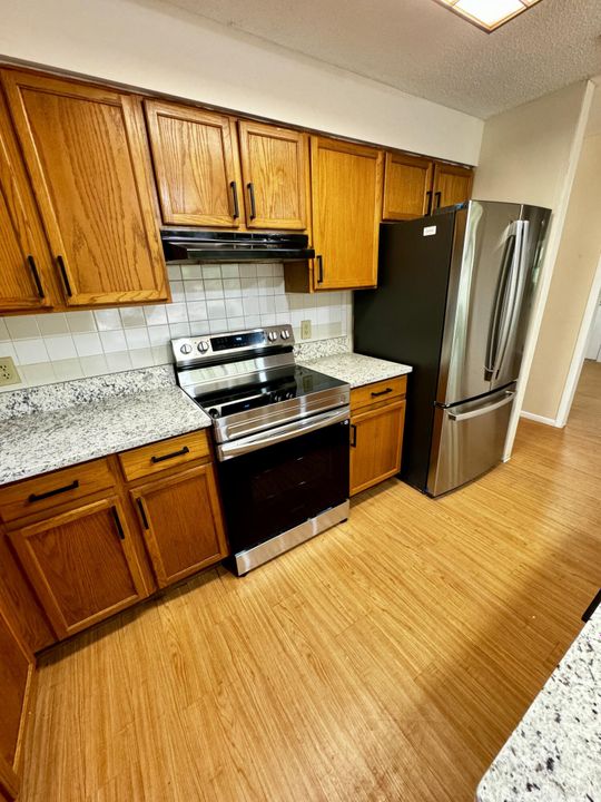 For Sale: $262,500 (2 beds, 1 baths, 1074 Square Feet)