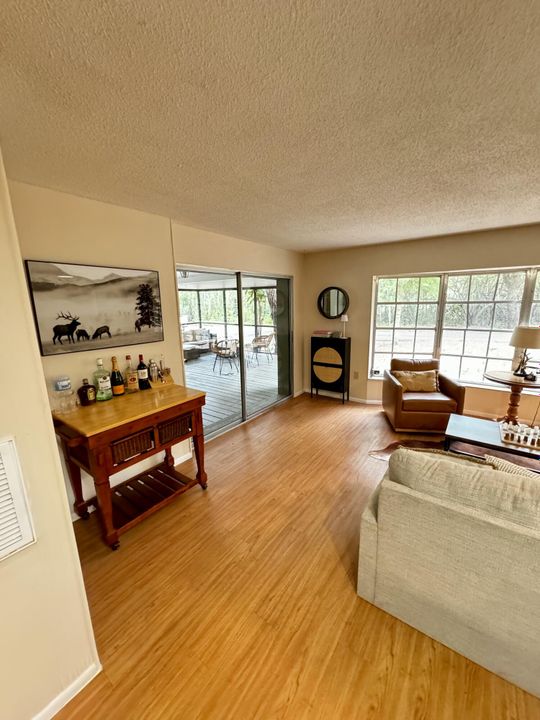 For Sale: $262,500 (2 beds, 1 baths, 1074 Square Feet)