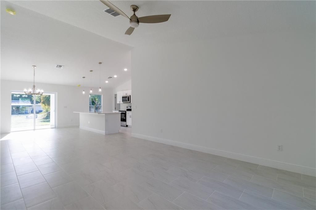 For Sale: $324,900 (3 beds, 2 baths, 1240 Square Feet)