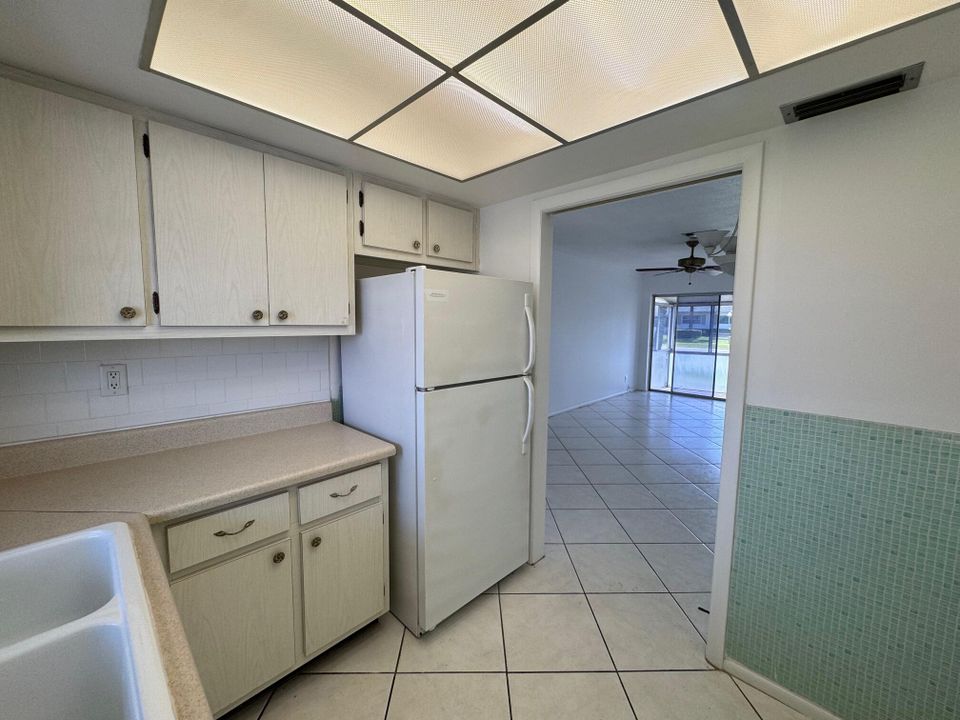For Sale: $102,000 (1 beds, 1 baths, 611 Square Feet)