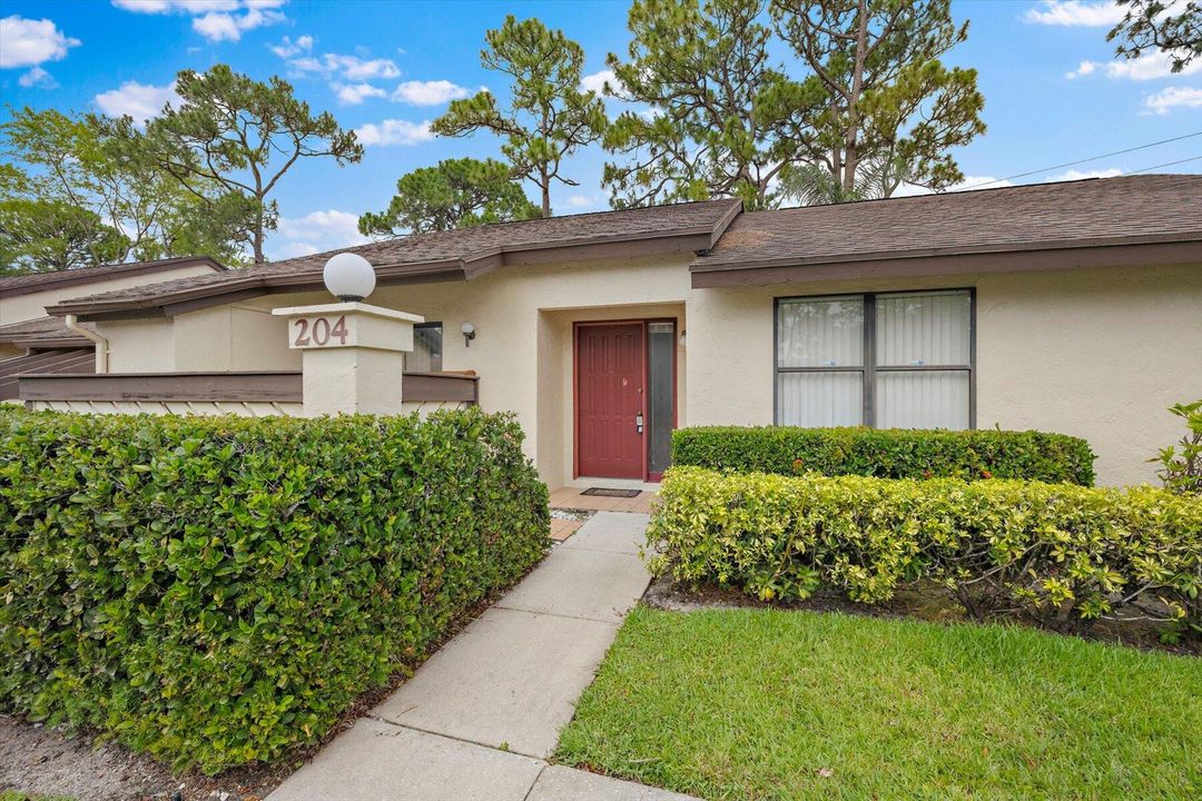 For Sale: $287,900 (2 beds, 2 baths, 1298 Square Feet)