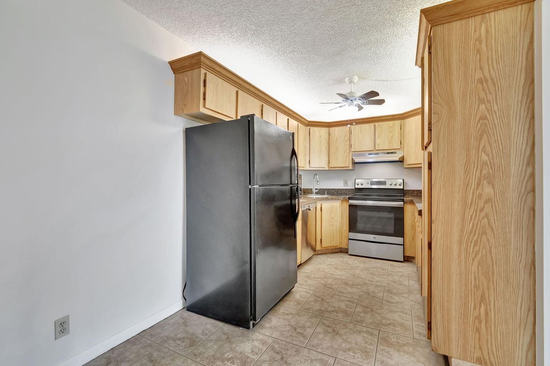 Active With Contract: $219,900 (2 beds, 2 baths, 1106 Square Feet)