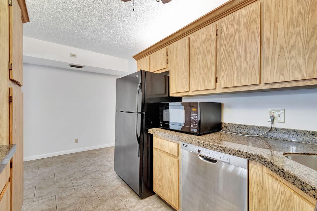 Active With Contract: $219,900 (2 beds, 2 baths, 1106 Square Feet)