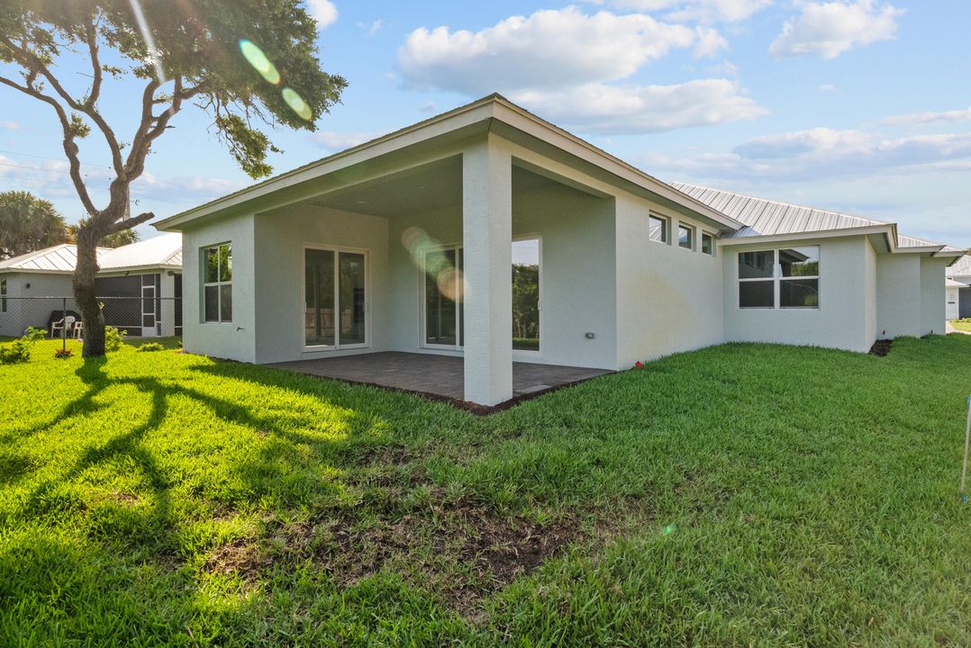 Active With Contract: $976,000 (3 beds, 2 baths, 2529 Square Feet)