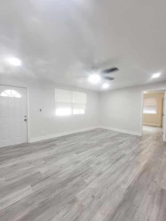 Active With Contract: $2,800 (3 beds, 1 baths, 1216 Square Feet)