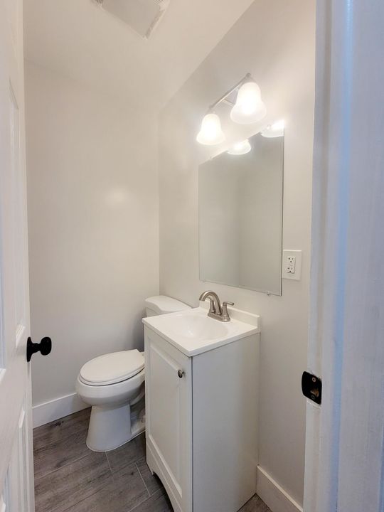 Active With Contract: $2,800 (3 beds, 1 baths, 1216 Square Feet)