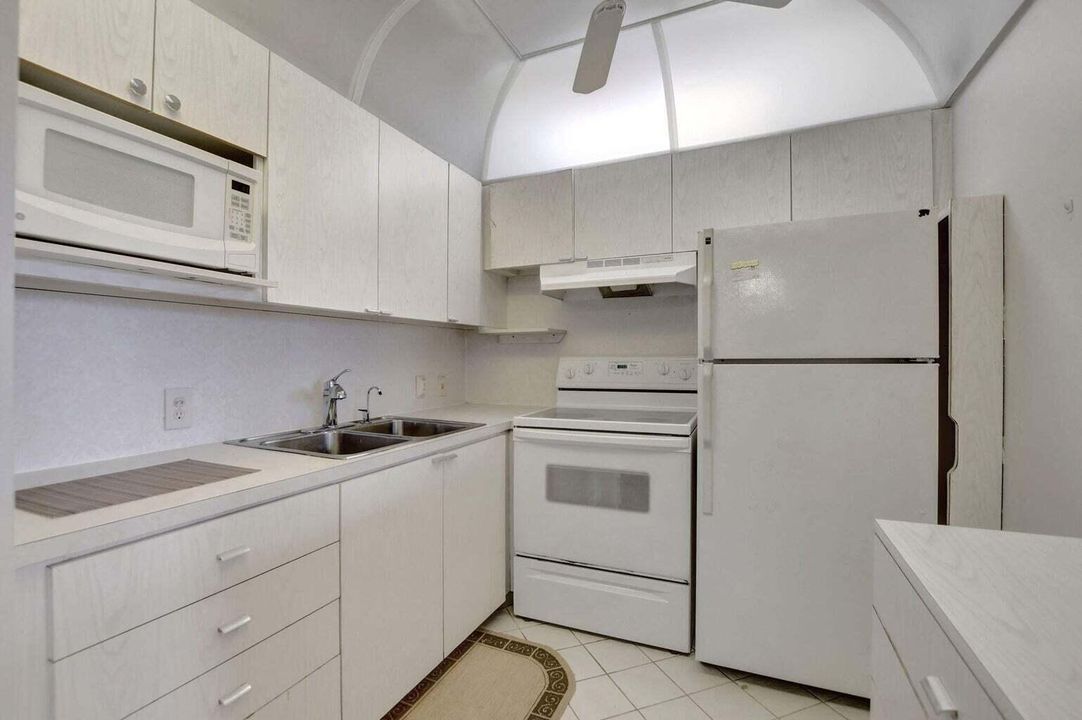 Active With Contract: $1,550 (1 beds, 1 baths, 720 Square Feet)