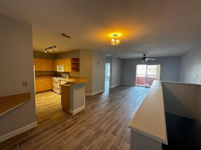 Active With Contract: $1,750 (1 beds, 1 baths, 875 Square Feet)