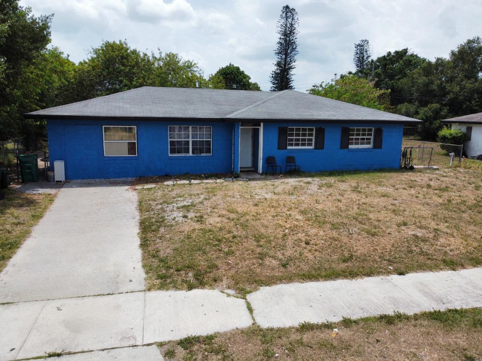 Active With Contract: $199,000 (3 beds, 1 baths, 1042 Square Feet)