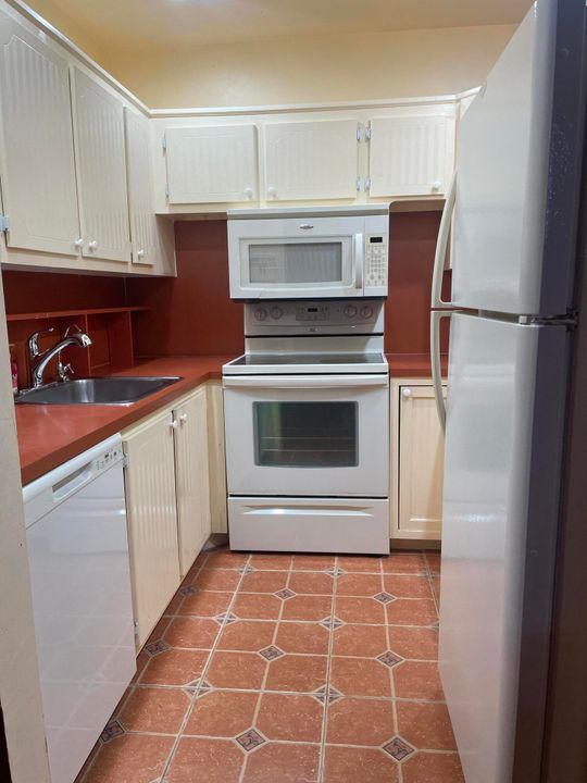 For Sale: $84,900 (1 beds, 1 baths, 706 Square Feet)