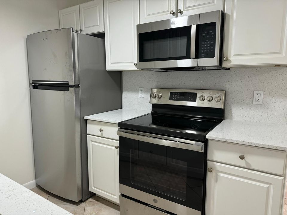 For Rent: $1,850 (2 beds, 1 baths, 861 Square Feet)