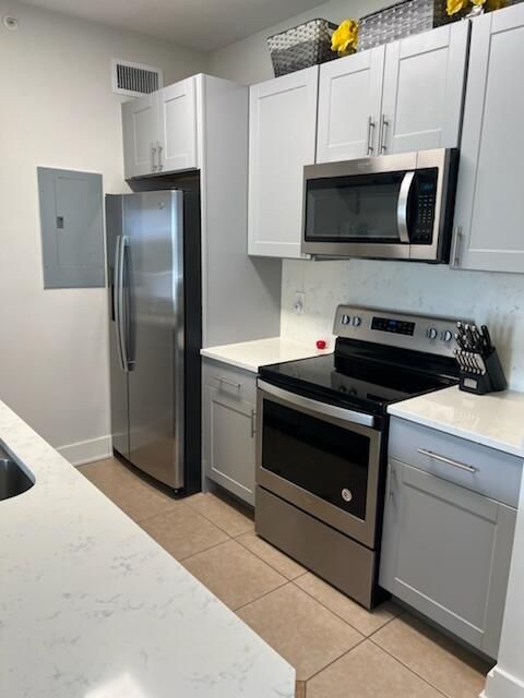 For Rent: $2,250 (2 beds, 1 baths, 935 Square Feet)
