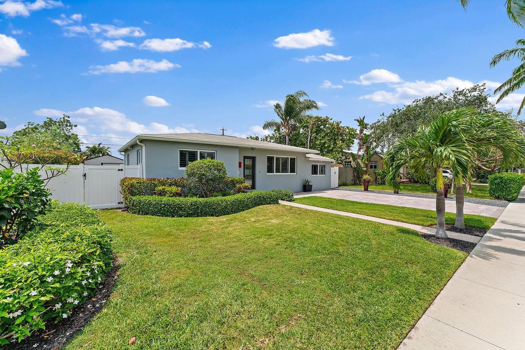 For Sale: $925,000 (3 beds, 2 baths, 1240 Square Feet)