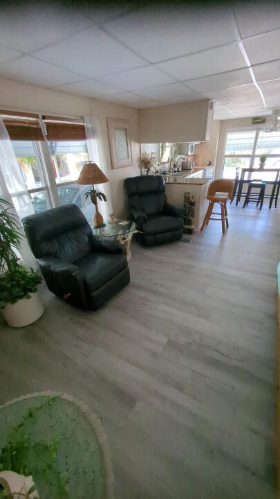 For Sale: $139,500 (2 beds, 1 baths, 810 Square Feet)