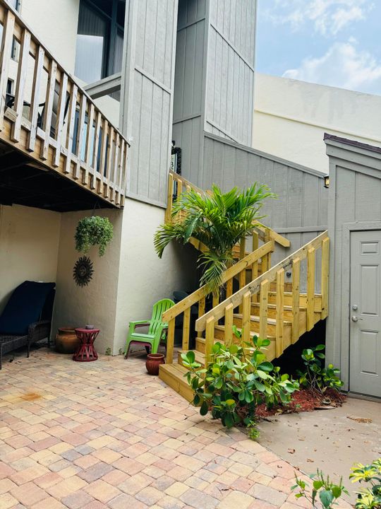 Active With Contract: $2,000 (2 beds, 2 baths, 1160 Square Feet)