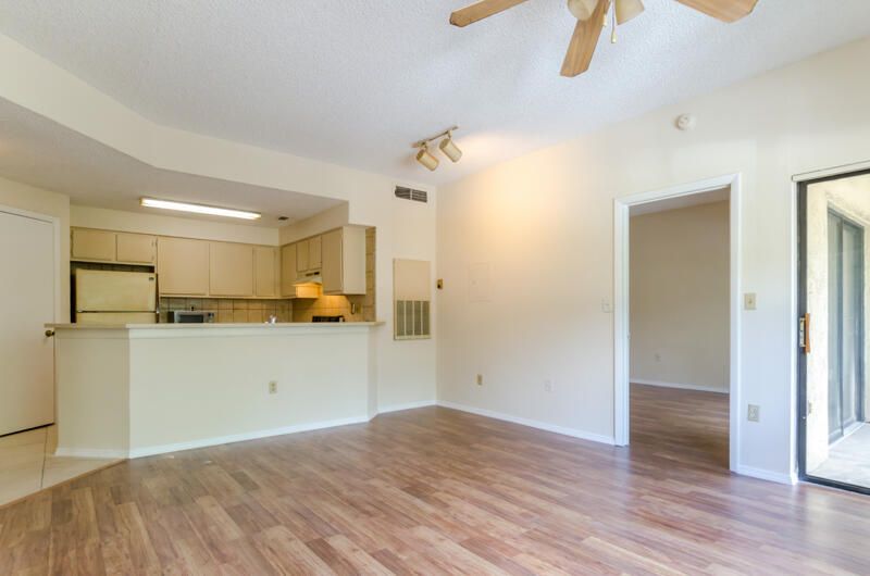 For Sale: $225,000 (2 beds, 2 baths, 858 Square Feet)