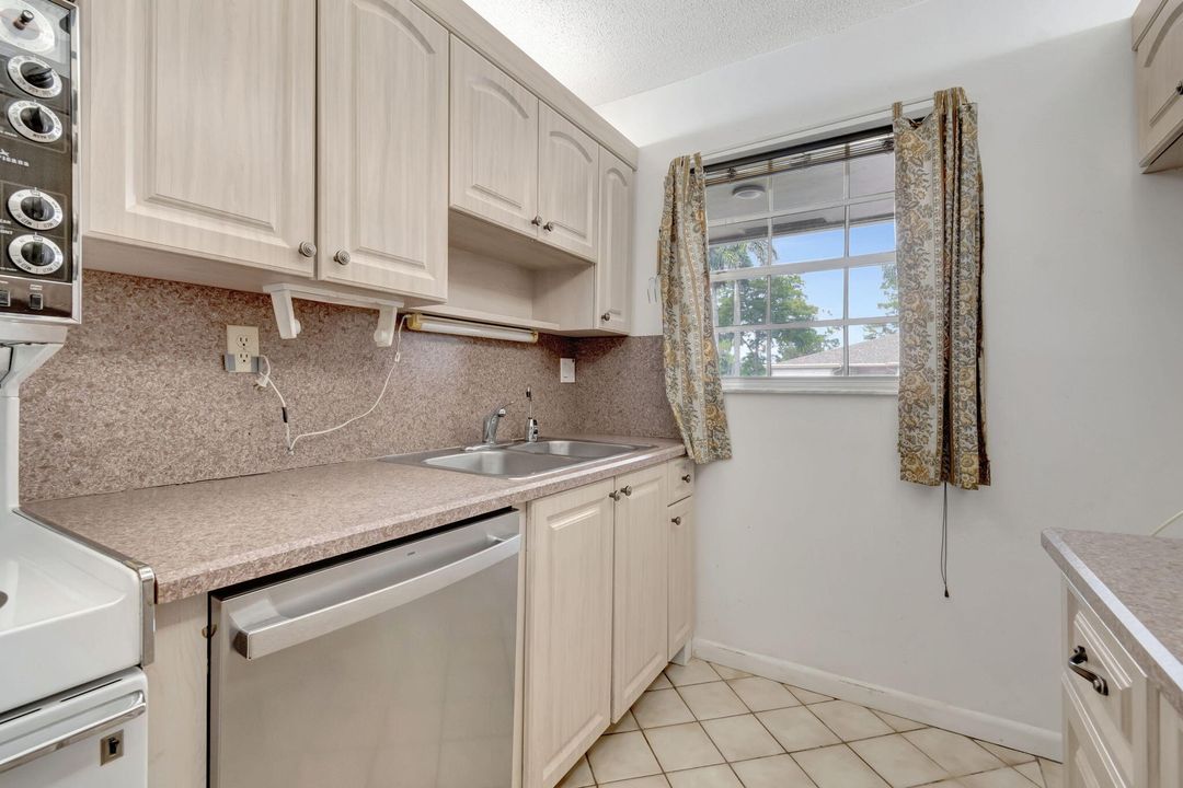 For Sale: $179,000 (2 beds, 2 baths, 1137 Square Feet)