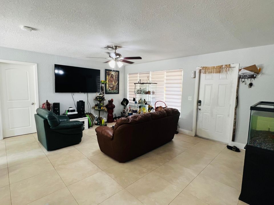 For Sale: $495,000 (3 beds, 2 baths, 1260 Square Feet)