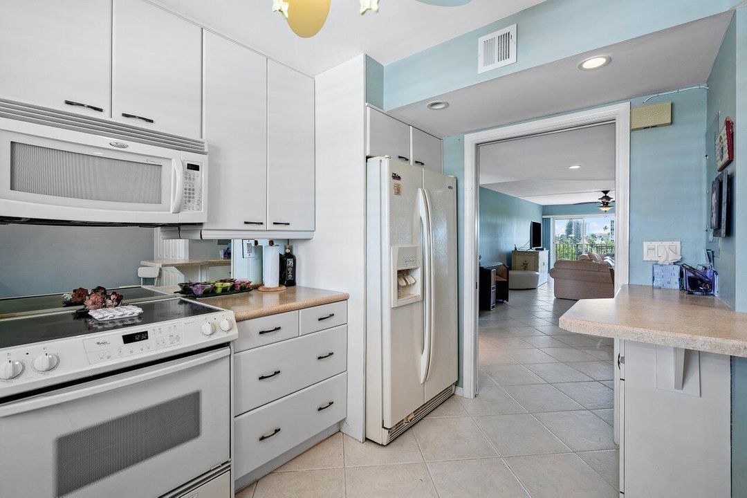 For Sale: $379,500 (2 beds, 2 baths, 1316 Square Feet)