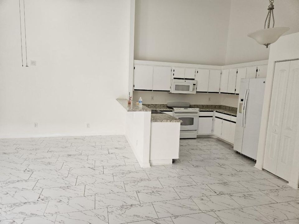 Active With Contract: $1,900 (2 beds, 2 baths, 1168 Square Feet)