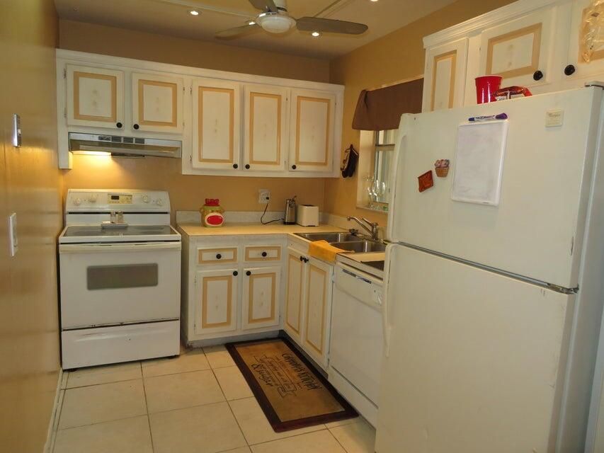 For Sale: $169,900 (2 beds, 2 baths, 888 Square Feet)