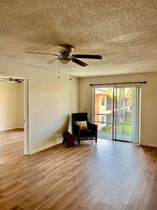 For Sale: $119,000 (2 beds, 1 baths, 819 Square Feet)