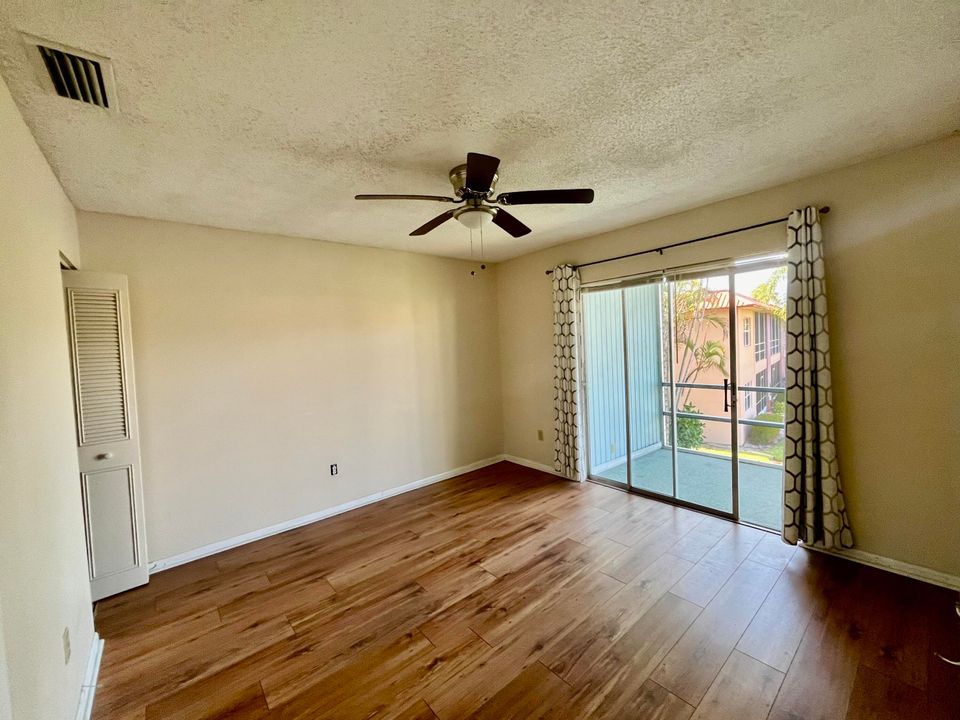 For Sale: $119,000 (2 beds, 1 baths, 819 Square Feet)