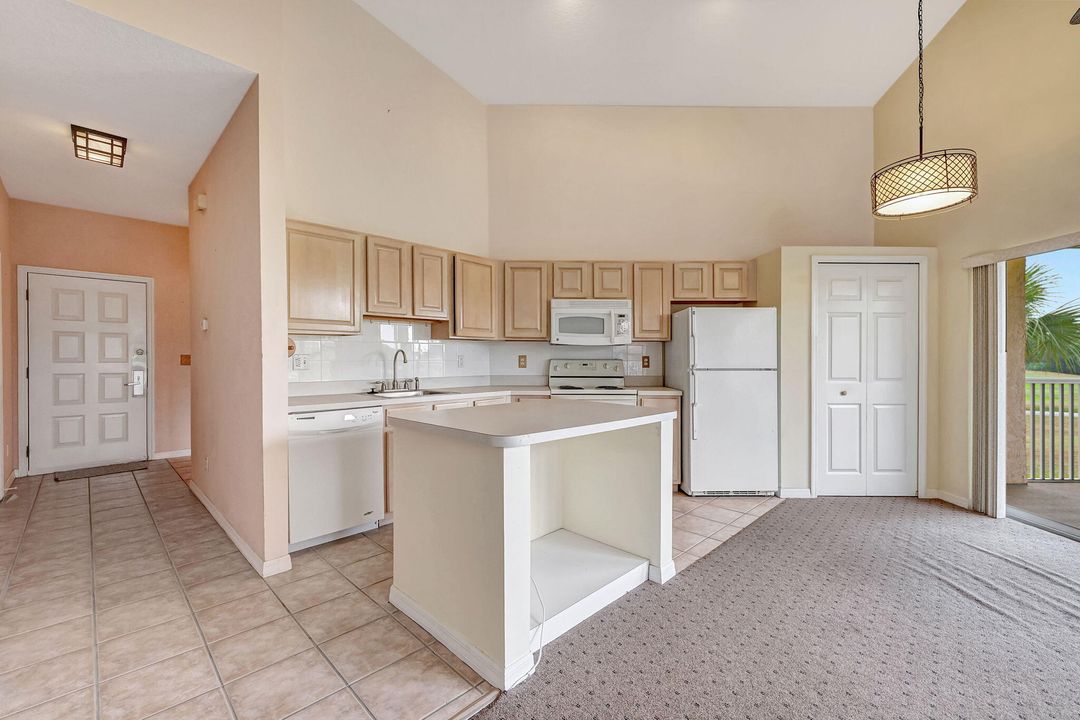 For Sale: $269,900 (2 beds, 2 baths, 1196 Square Feet)