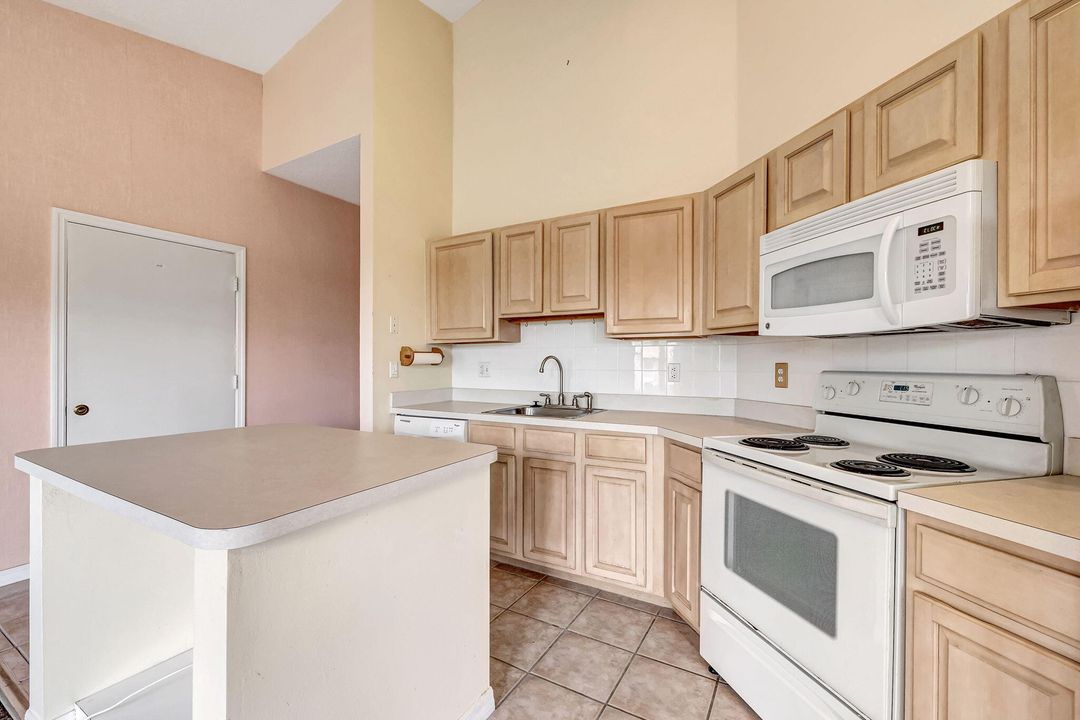 For Sale: $269,900 (2 beds, 2 baths, 1196 Square Feet)