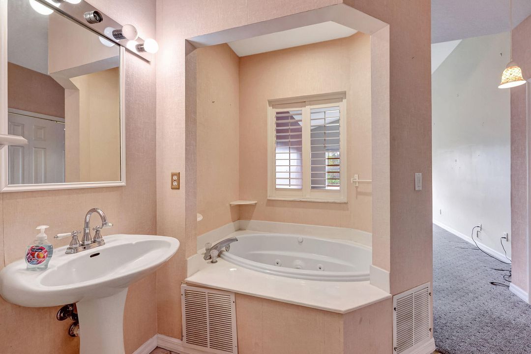 For Sale: $269,900 (2 beds, 2 baths, 1196 Square Feet)