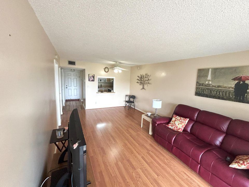 Active With Contract: $168,900 (1 beds, 1 baths, 741 Square Feet)