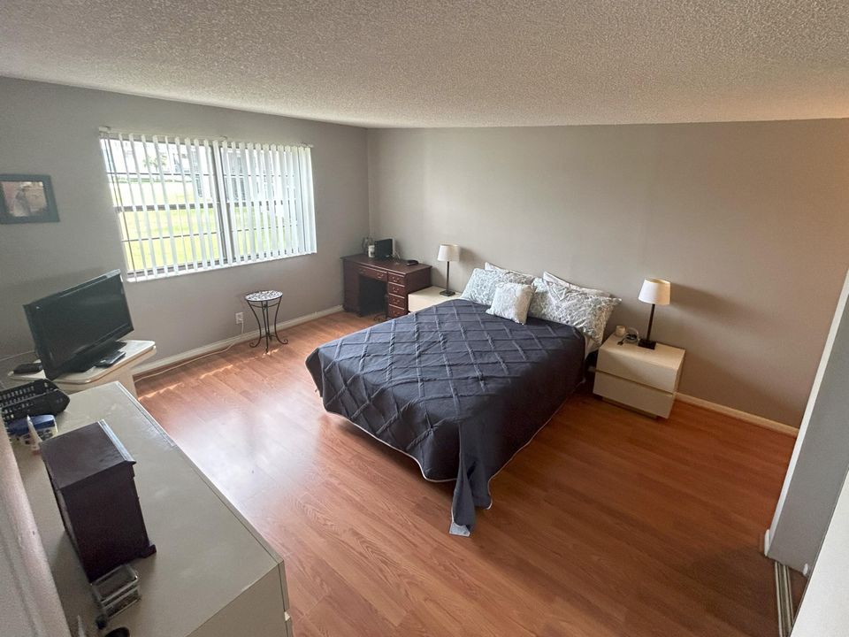 Active With Contract: $168,900 (1 beds, 1 baths, 741 Square Feet)