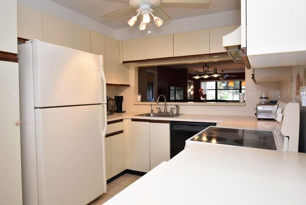 For Sale: $209,900 (2 beds, 2 baths, 1186 Square Feet)