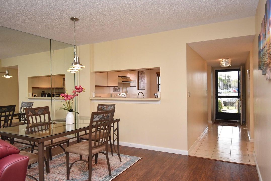 For Sale: $209,900 (2 beds, 2 baths, 1186 Square Feet)
