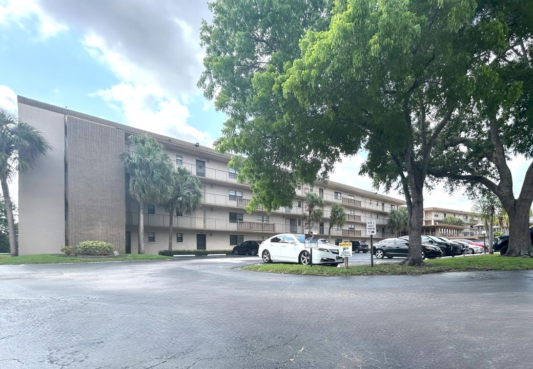 Active With Contract: $168,900 (1 beds, 1 baths, 741 Square Feet)