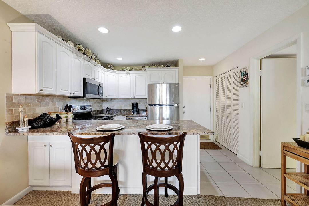 Active With Contract: $279,000 (1 beds, 1 baths, 689 Square Feet)