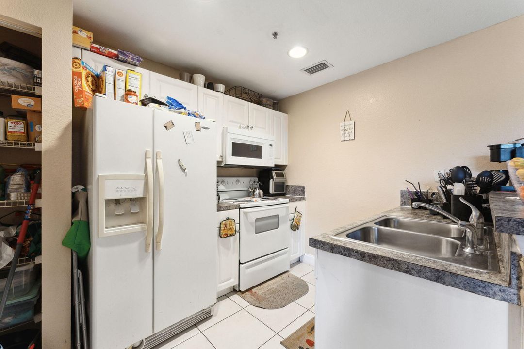 For Sale: $200,000 (2 beds, 2 baths, 855 Square Feet)