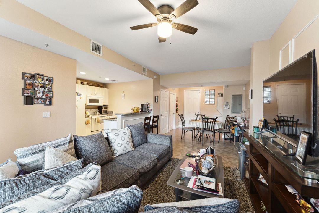 For Sale: $200,000 (2 beds, 2 baths, 855 Square Feet)