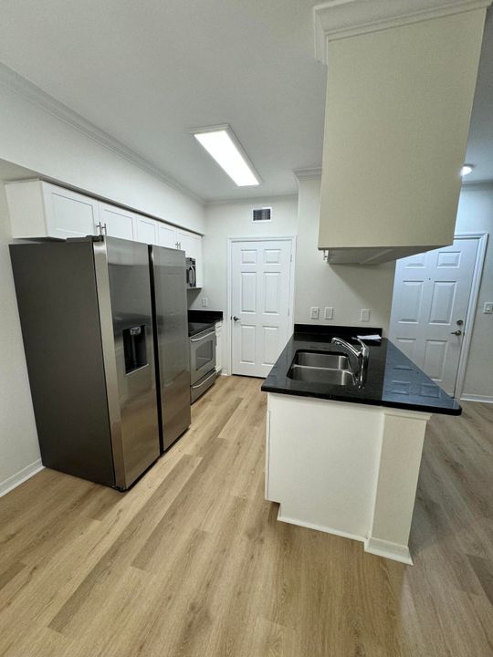 For Rent: $1,850 (1 beds, 1 baths, 740 Square Feet)
