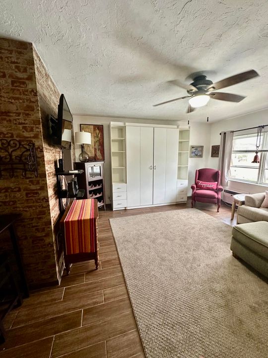 For Rent: $1,675 (1 beds, 1 baths, 375 Square Feet)