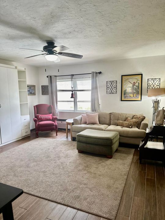 For Rent: $1,675 (1 beds, 1 baths, 375 Square Feet)