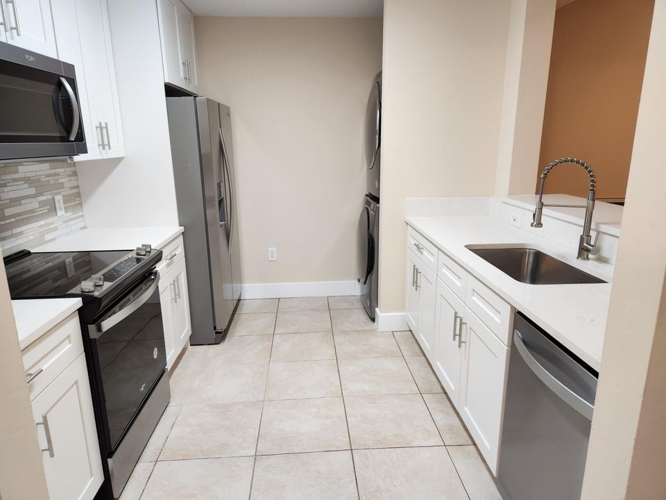 Active With Contract: $295,000 (1 beds, 1 baths, 719 Square Feet)