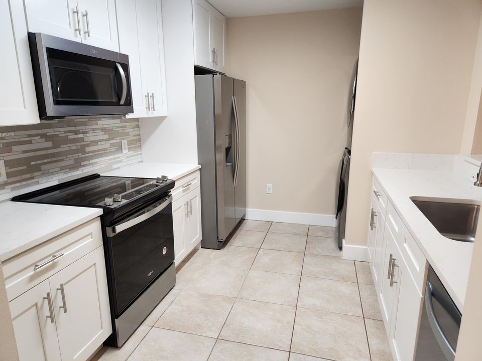 Active With Contract: $295,000 (1 beds, 1 baths, 719 Square Feet)