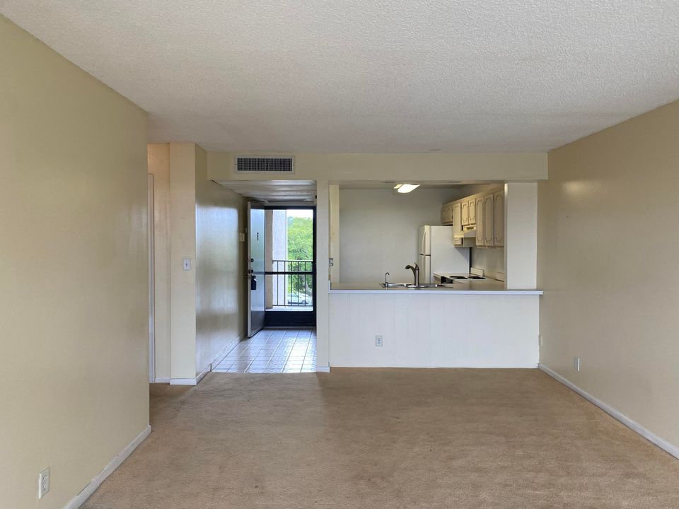 Active With Contract: $239,500 (1 beds, 1 baths, 795 Square Feet)