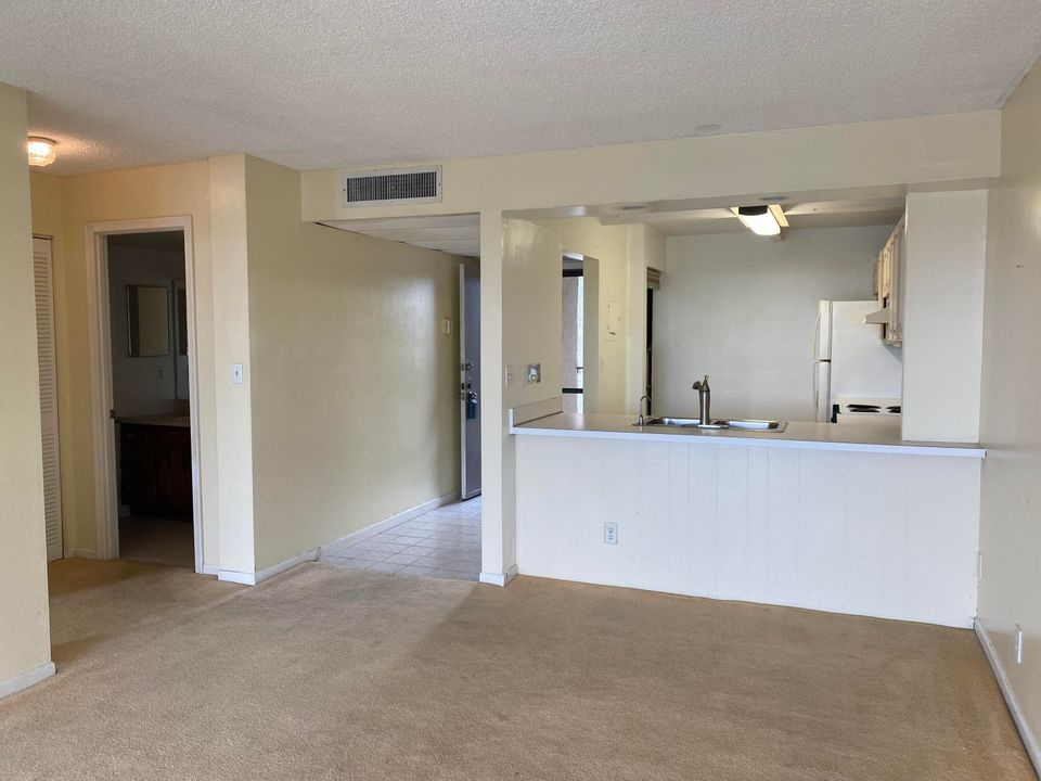 Active With Contract: $239,500 (1 beds, 1 baths, 795 Square Feet)