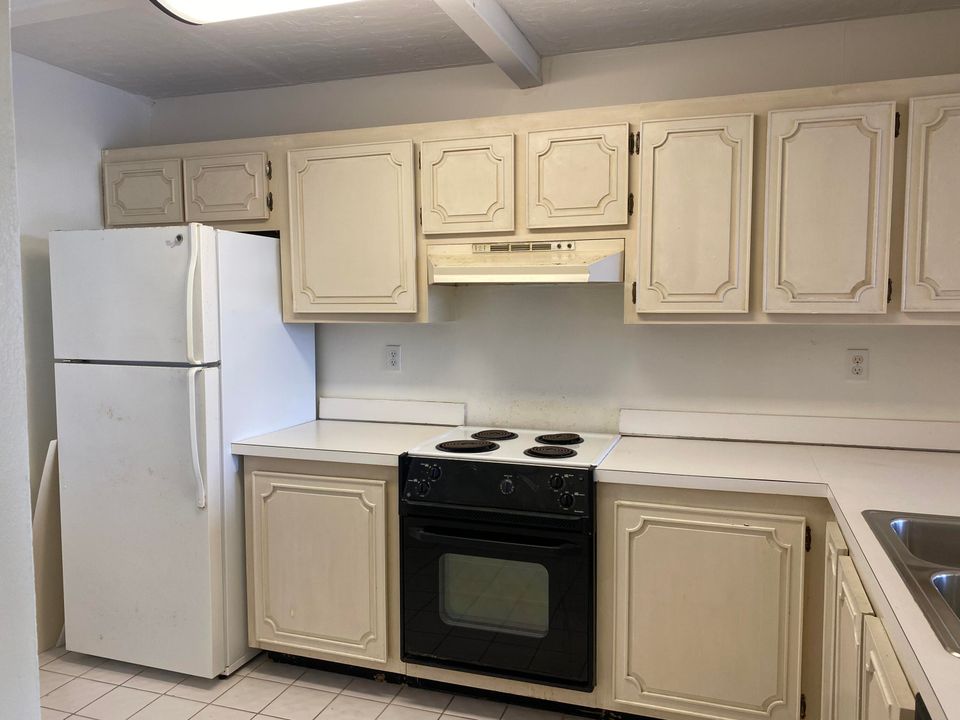 Active With Contract: $239,500 (1 beds, 1 baths, 795 Square Feet)