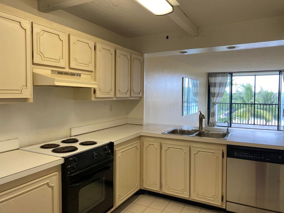 Active With Contract: $239,500 (1 beds, 1 baths, 795 Square Feet)
