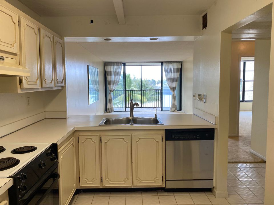 Active With Contract: $239,500 (1 beds, 1 baths, 795 Square Feet)