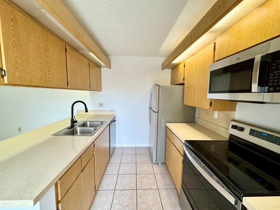 Active With Contract: $2,390 (2 beds, 2 baths, 1288 Square Feet)