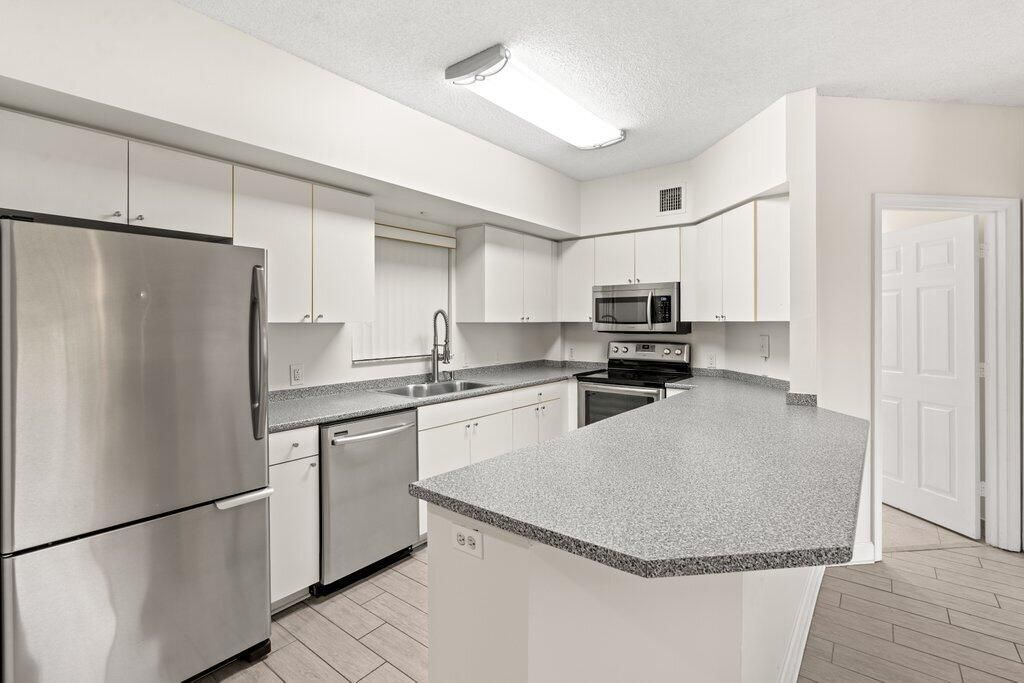 For Sale: $349,900 (2 beds, 2 baths, 1211 Square Feet)